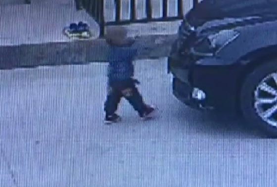 فيديو مؤلم.. سائق ينشغل بهاتفه المحمول ويدهس طفلا! صورة رقم 2