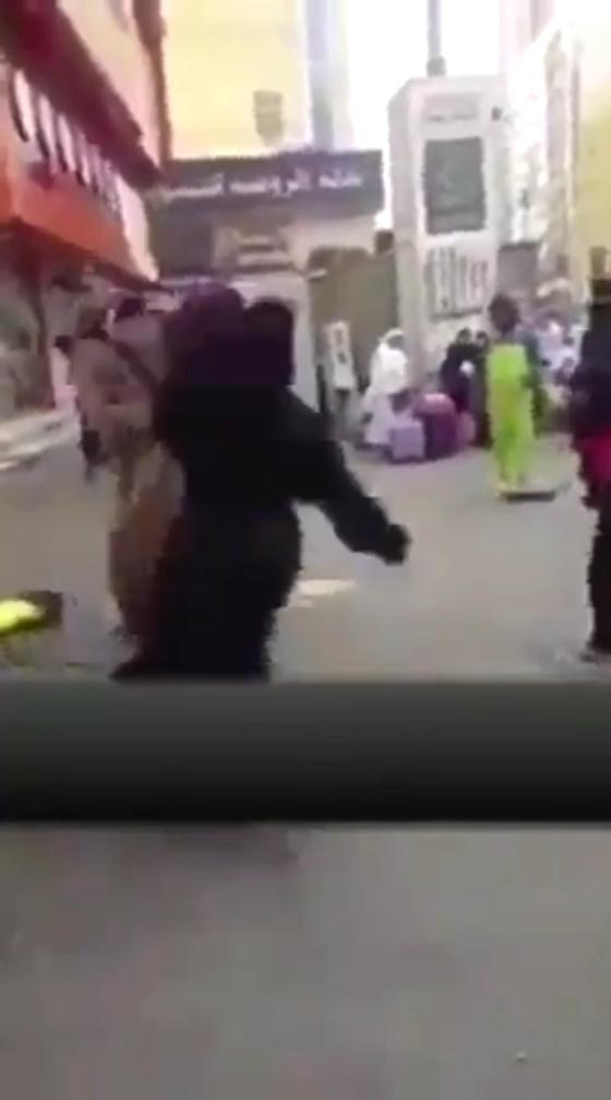 الشرطة السعودية تعتقل رجلا صفع امرأة بناء على اوامر امير مكة.. فيديو صورة رقم 1