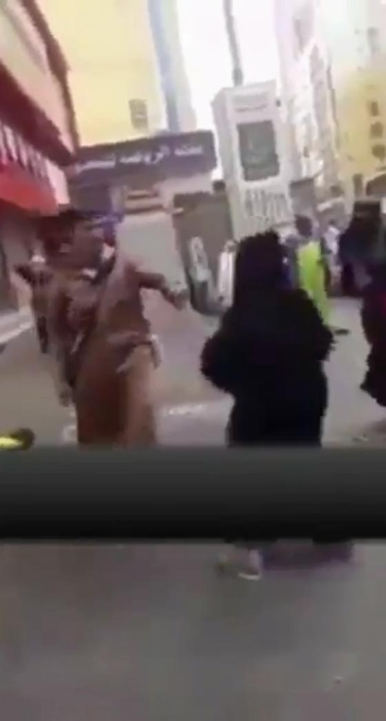 الشرطة السعودية تعتقل رجلا صفع امرأة بناء على اوامر امير مكة.. فيديو صورة رقم 2