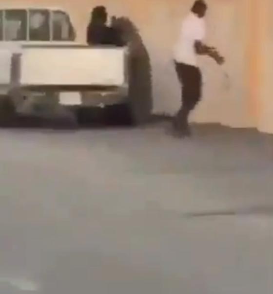  شاب يعتدي على والديه بالشارع يثير غضب السعوديين.. فيديو صورة رقم 1