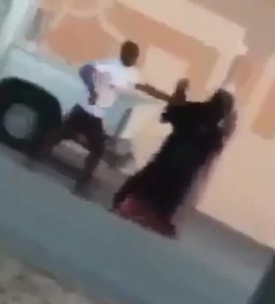  شاب يعتدي على والديه بالشارع يثير غضب السعوديين.. فيديو صورة رقم 2