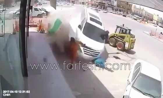 عندما يكون الموت على مسافة متر واحد منك! شاهد الفيديو صورة رقم 3