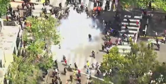 معارك في شوارع سان فرانسيسكو بين انصار ومعارضين لترامب.. فيديو صورة رقم 11