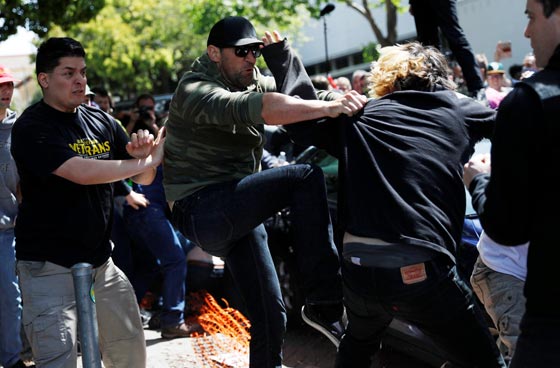 معارك في شوارع سان فرانسيسكو بين انصار ومعارضين لترامب.. فيديو صورة رقم 1