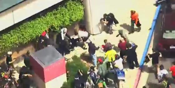 معارك في شوارع سان فرانسيسكو بين انصار ومعارضين لترامب.. فيديو صورة رقم 2