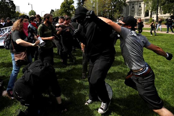 معارك في شوارع سان فرانسيسكو بين انصار ومعارضين لترامب.. فيديو صورة رقم 3