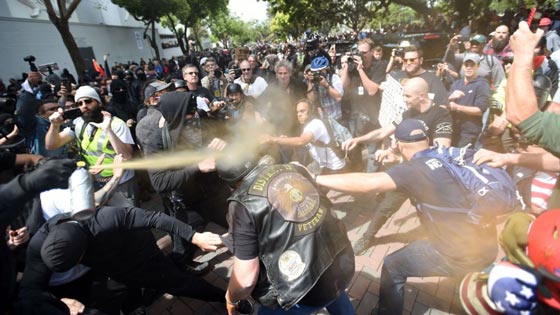 معارك في شوارع سان فرانسيسكو بين انصار ومعارضين لترامب.. فيديو صورة رقم 4