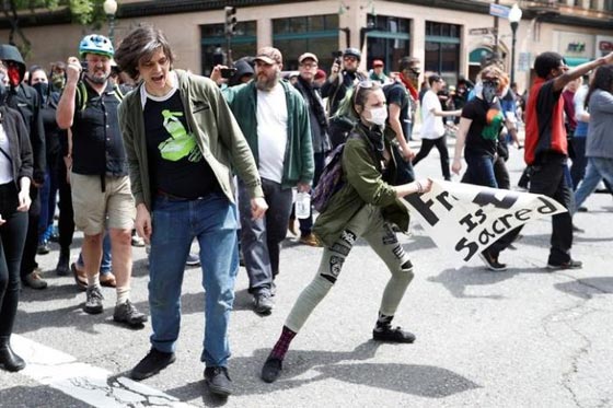 معارك في شوارع سان فرانسيسكو بين انصار ومعارضين لترامب.. فيديو صورة رقم 5