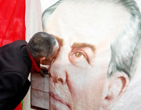 اعتى الطغاة وافعالهم الصبيانية.. القذافي عشق ليزا وستالين شوّه اللوحات صورة رقم 6