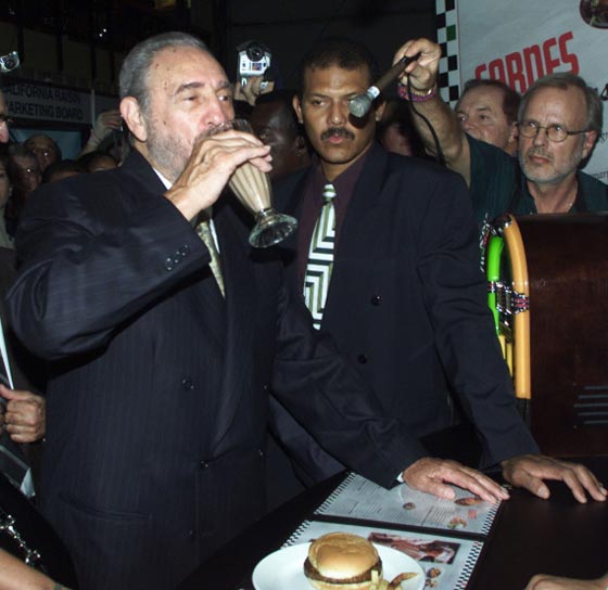 اعتى الطغاة وافعالهم الصبيانية.. القذافي عشق ليزا وستالين شوّه اللوحات صورة رقم 7