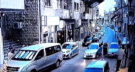 بالفيديو.. فتاة اردنية تخرج من نافذة مركبة لتعتدي على أخرى صورة رقم 1