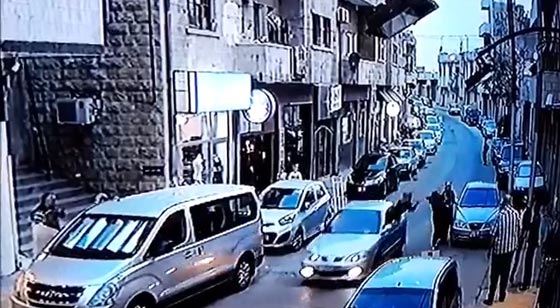 بالفيديو.. فتاة اردنية تخرج من نافذة مركبة لتعتدي على أخرى صورة رقم 2