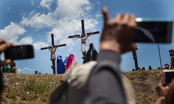  آلام على درب المسيح.. دماء وبكاء وصلب احتفالا بخميس العهد! صورة رقم 2