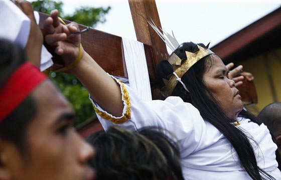  آلام على درب المسيح.. دماء وبكاء وصلب احتفالا بخميس العهد! صورة رقم 4