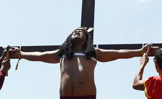  آلام على درب المسيح.. دماء وبكاء وصلب احتفالا بخميس العهد! صورة رقم 6