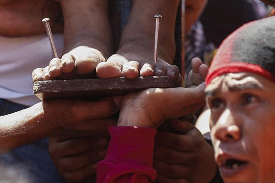  آلام على درب المسيح.. دماء وبكاء وصلب احتفالا بخميس العهد! صورة رقم 7