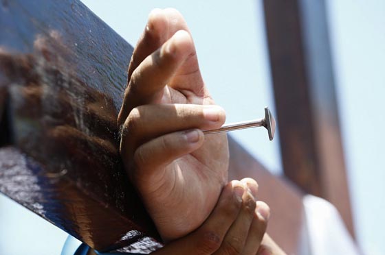  آلام على درب المسيح.. دماء وبكاء وصلب احتفالا بخميس العهد! صورة رقم 8