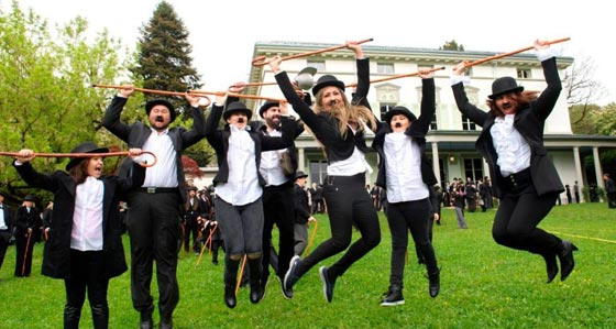  662 شارلي تشابلن يحيون ذكرى مولده الـ 128 بقبعته وعكازه صورة رقم 5