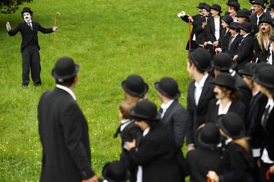  662 شارلي تشابلن يحيون ذكرى مولده الـ 128 بقبعته وعكازه صورة رقم 3