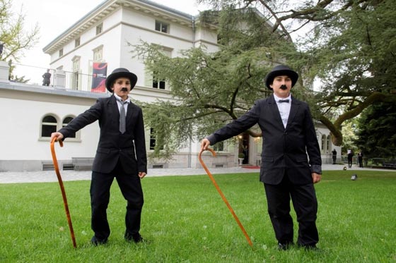  662 شارلي تشابلن يحيون ذكرى مولده الـ 128 بقبعته وعكازه صورة رقم 4