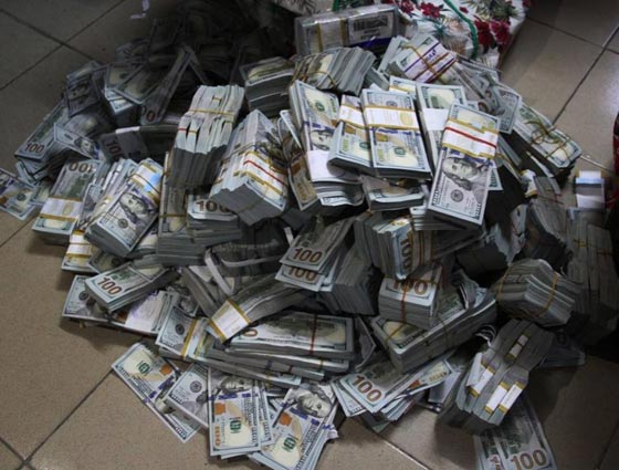 العثور على 43 مليون دولار مجهول مصدرها في شقة سكنية بنيجيريا صورة رقم 7