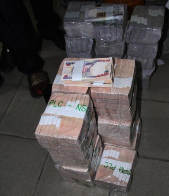 العثور على 43 مليون دولار مجهول مصدرها في شقة سكنية بنيجيريا صورة رقم 9