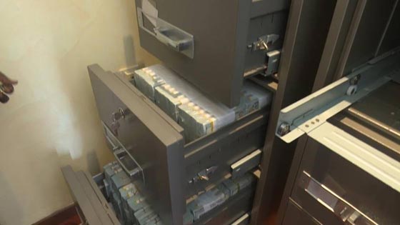 العثور على 43 مليون دولار مجهول مصدرها في شقة سكنية بنيجيريا صورة رقم 11