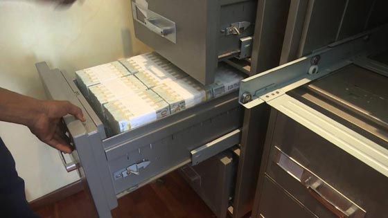 العثور على 43 مليون دولار مجهول مصدرها في شقة سكنية بنيجيريا صورة رقم 12