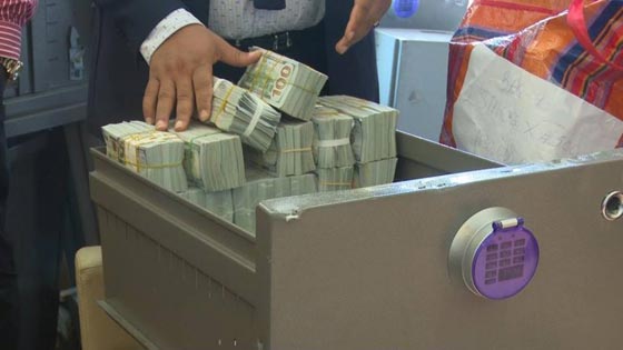 العثور على 43 مليون دولار مجهول مصدرها في شقة سكنية بنيجيريا صورة رقم 18