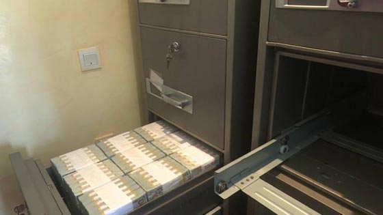 العثور على 43 مليون دولار مجهول مصدرها في شقة سكنية بنيجيريا صورة رقم 19