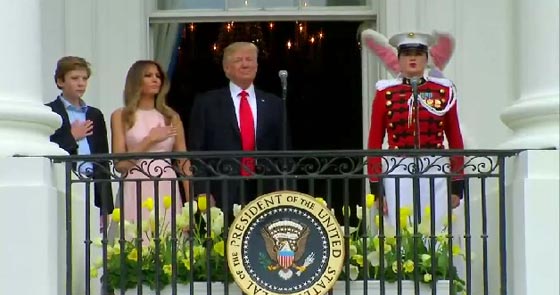 ميلانيا تدفع ترامب بحركة خفيفة وسريعة لاحترام النشيد الوطني! فيديو صورة رقم 1