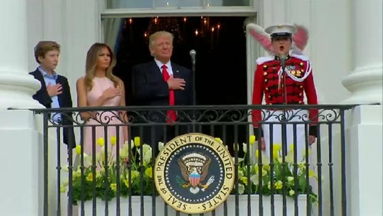 ميلانيا تدفع ترامب بحركة خفيفة وسريعة لاحترام النشيد الوطني! فيديو صورة رقم 2