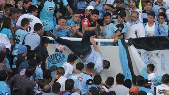 فيديو مروع.. مقتل مشجع ارجنتيني على يد مشجعين القوه من المدرجات صورة رقم 3