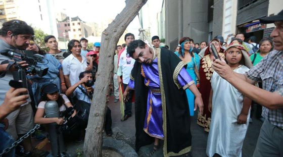 اراد ان يجسد دور يهوذا في مسرحية المسيح فشنق نفسه عن طريق الخطأ صورة رقم 2