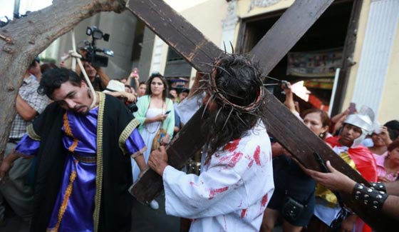 اراد ان يجسد دور يهوذا في مسرحية المسيح فشنق نفسه عن طريق الخطأ صورة رقم 1