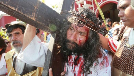 اراد ان يجسد دور يهوذا في مسرحية المسيح فشنق نفسه عن طريق الخطأ صورة رقم 3