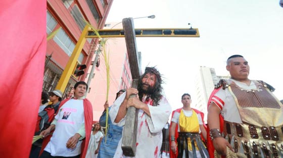 اراد ان يجسد دور يهوذا في مسرحية المسيح فشنق نفسه عن طريق الخطأ صورة رقم 4