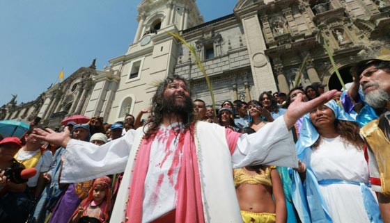 اراد ان يجسد دور يهوذا في مسرحية المسيح فشنق نفسه عن طريق الخطأ صورة رقم 5