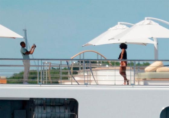 اوباما مع زوجته ميشيل في حالة استرخاء على متن يخت فاخر صورة رقم 1