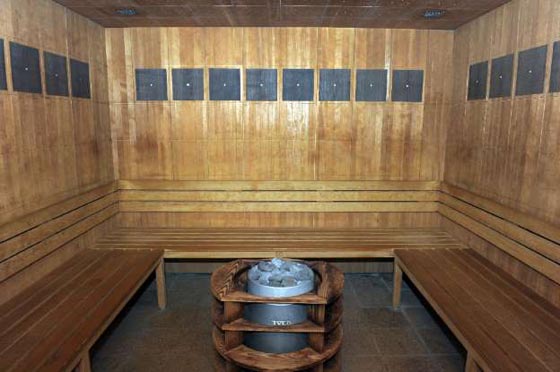  حادثة مأساوية.. ام وابنتها علقتا داخل غرفة ساونا وتوفيتا بعد 90 دقيقة صورة رقم 3