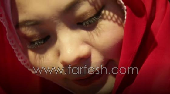  فيديو صادم: صينيون يجبرون شابة مسلمة على العلاج النفسي لأنها ارتدت الحجاب! صورة رقم 4