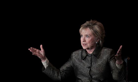 العلم الأمريكي سقط حين ذكر اسم هيلاري كلينتون صورة رقم 5