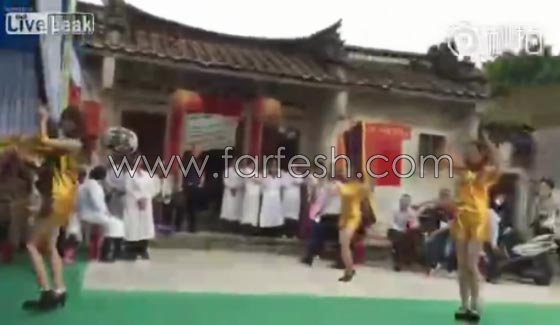 فيديو غريب: فتيات صينيات يقدمن وصلة رقص اثناء جنازة للترحيب بالمعزين! صورة رقم 2