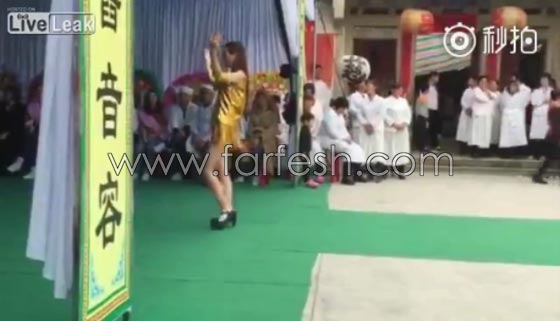 فيديو غريب: فتيات صينيات يقدمن وصلة رقص اثناء جنازة للترحيب بالمعزين! صورة رقم 4