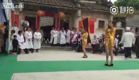 فيديو غريب: فتيات صينيات يقدمن وصلة رقص اثناء جنازة للترحيب بالمعزين! صورة رقم 5