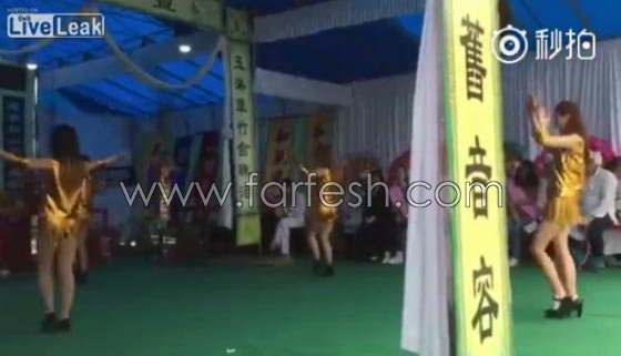 فيديو غريب: فتيات صينيات يقدمن وصلة رقص اثناء جنازة للترحيب بالمعزين! صورة رقم 6