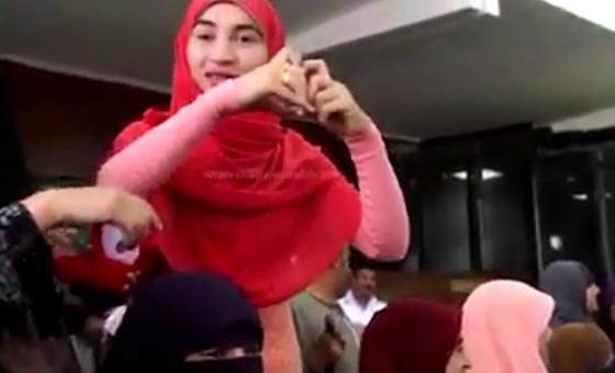 اغرب فيديو: خطوبة سجين مصري قد يتم اعدامه من شابة في قاعة المحكمة صورة رقم 1