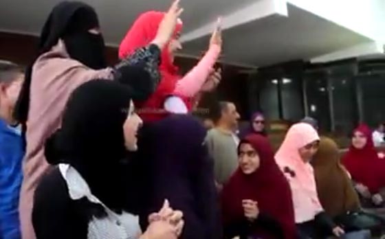 اغرب فيديو: خطوبة سجين مصري قد يتم اعدامه من شابة في قاعة المحكمة صورة رقم 2