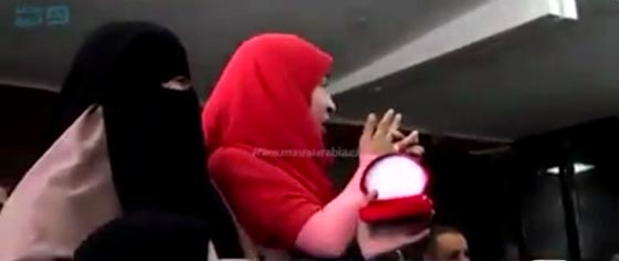 اغرب فيديو: خطوبة سجين مصري قد يتم اعدامه من شابة في قاعة المحكمة صورة رقم 3