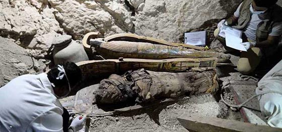 اكتشاف 8 مومياوات في مقبرة فرعونية من بينها مومياء قاضي المدينة صورة رقم 3